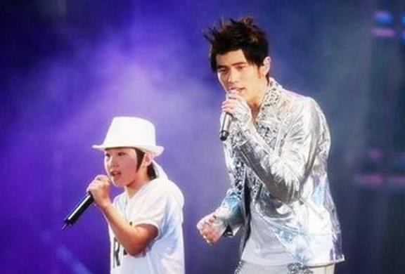 童星出道,父亲为赚钱不让上学,今19岁杀马特造型无人识!休闲区蓝鸢梦想 - Www.slyday.coM 童星出道,父亲为赚钱不让上学,今19岁杀马特造型无人识!休闲区蓝鸢梦想 - Www.slyday.coM