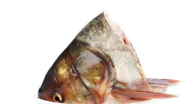 做剁椒鱼头最好用雄鱼头(胖头鱼,花鲢),一般4-5斤的雄鱼最佳,先把鱼