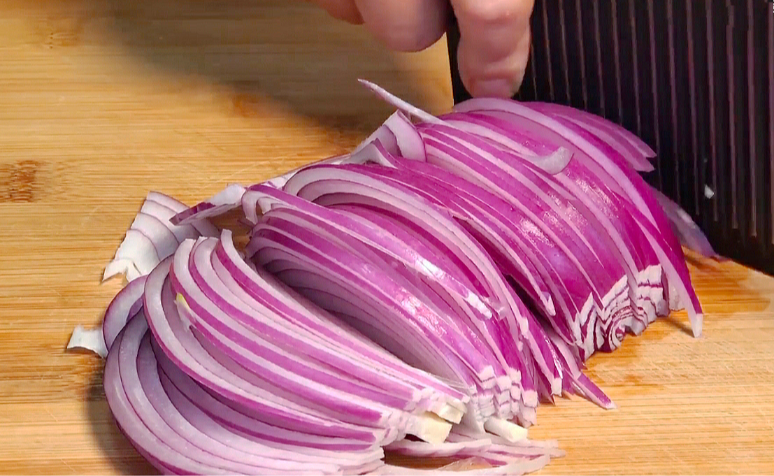 再切成洋葱丝放入碗中备用.