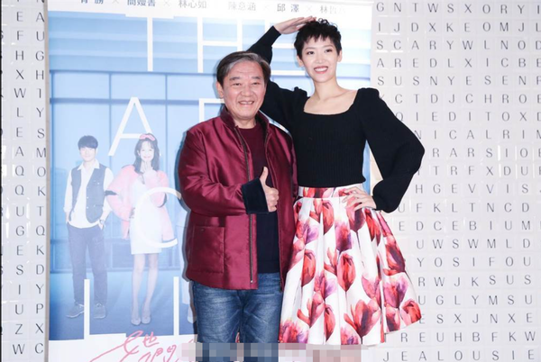 老戏骨李立群跟31岁女儿同框女儿身材赛超模肤色对比太明显