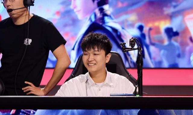 kpl:夹子哥又碰瓷猫神,一逆风就甩锅内涵,这样的队友谁能忍