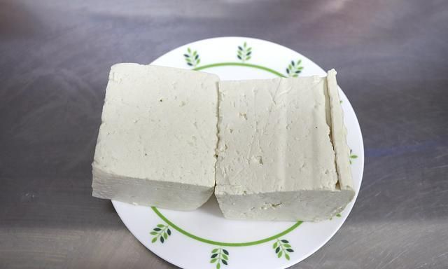 两块北豆腐或者韧豆腐;【制作】【材料】北豆腐2块,牛肉适量