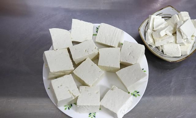 两块北豆腐或者韧豆腐;【制作】【材料】北豆腐2块,牛肉适量