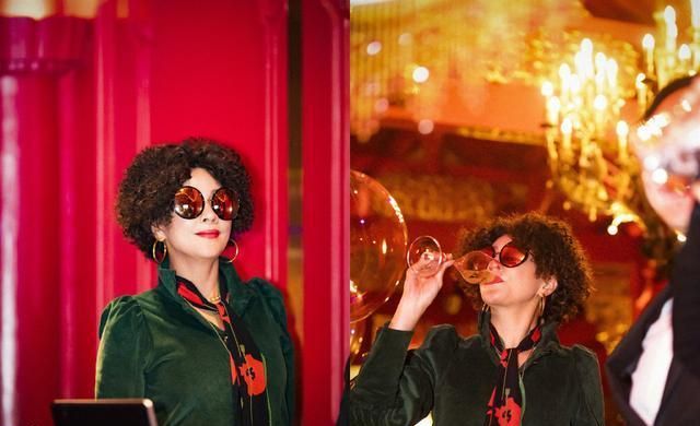 刘嘉玲真会穿,喇叭裤搭配爆炸头,街头范十足