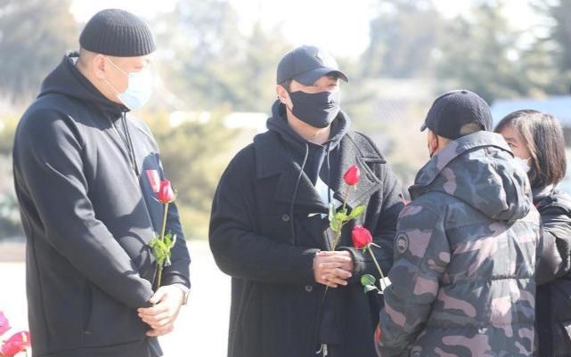 赵英俊追悼会现场:生前最好的兄弟薛之谦不停抽泣 柳岩一袭白衣