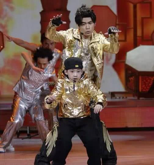 童星出道,父亲为赚钱不让上学,今19岁杀马特造型无人识!休闲区蓝鸢梦想 - Www.slyday.coM 童星出道,父亲为赚钱不让上学,今19岁杀马特造型无人识!休闲区蓝鸢梦想 - Www.slyday.coM