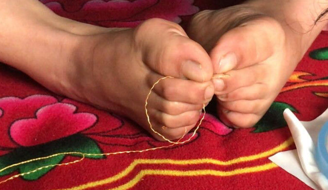 女子因意外失去双臂,现在用双脚做刺绣补贴家用,坚强面对人生!