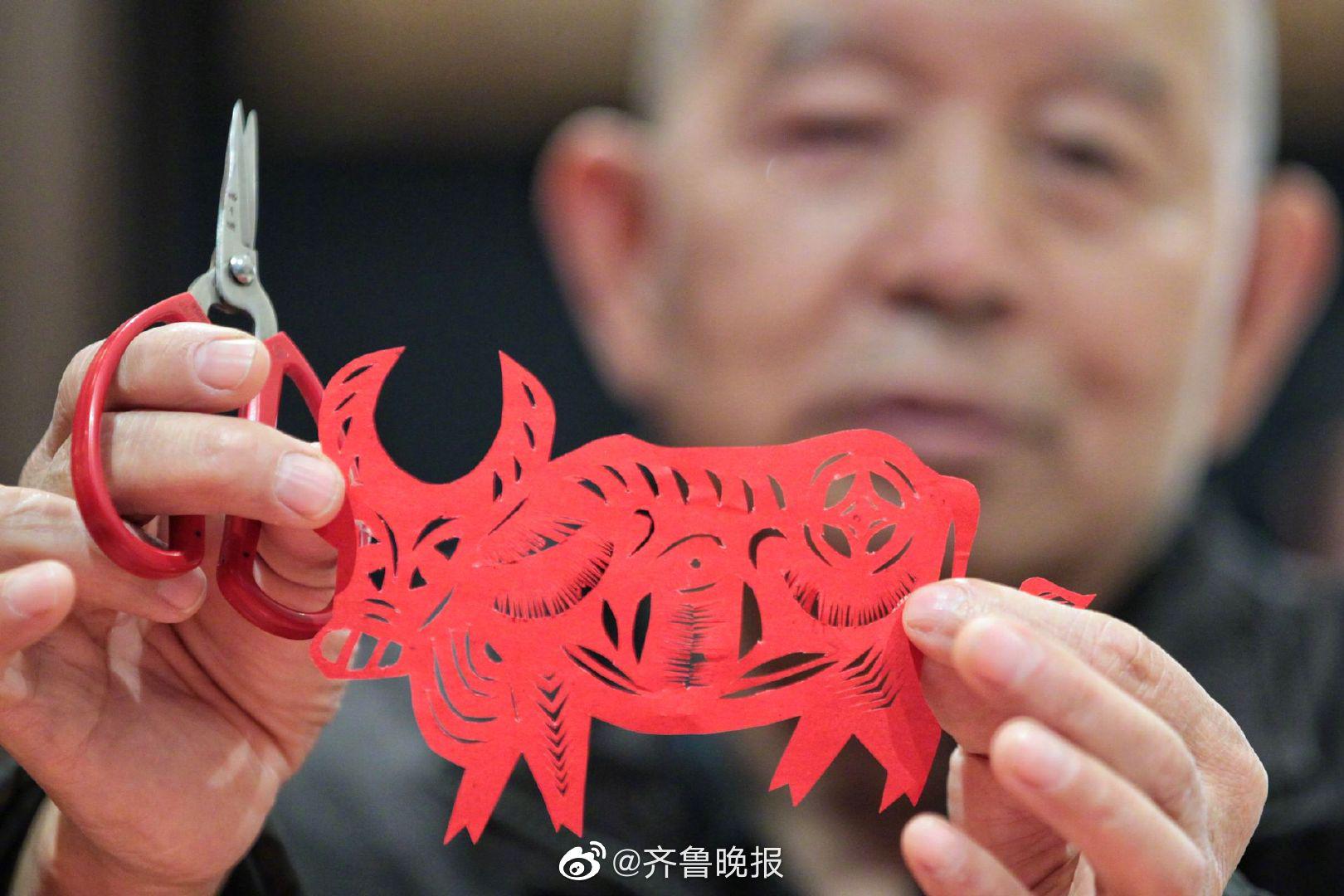 牛气冲天济南70岁剪纸手艺人创作百牛图迎牛年