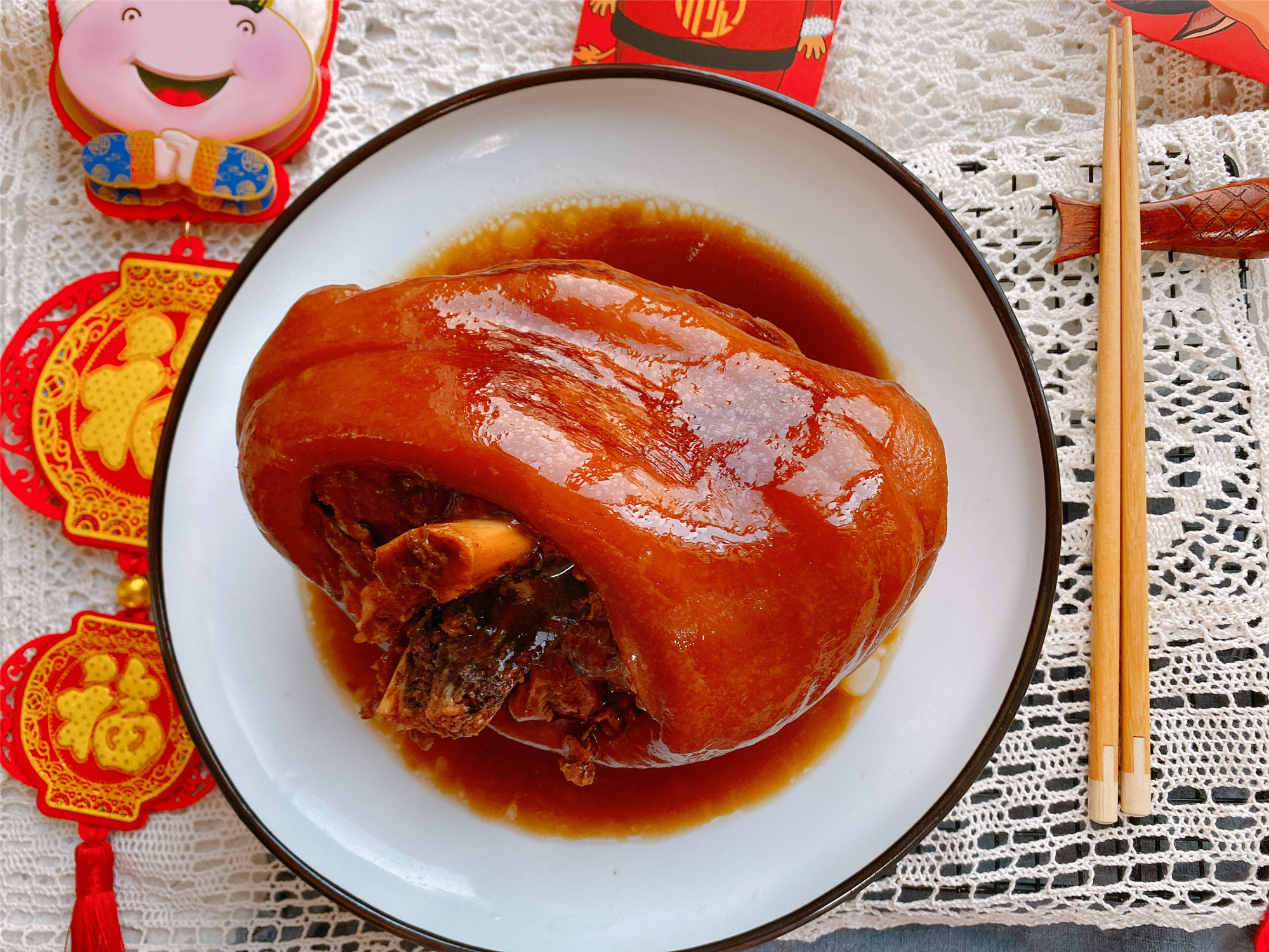 香辣或者是卤味的都是不错的选择,今天和大家分享一个红烧蹄髈的做法