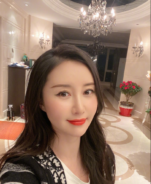 女明星的颜值一直是个谜,生图和精修图的差距判若两人,高清镜头也会有