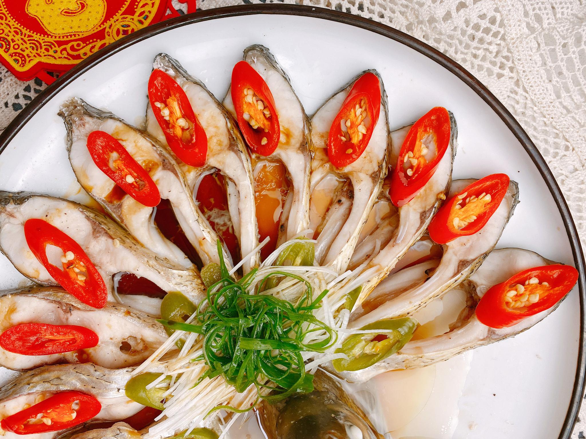 年夜饭之孔雀开屏鱼简单蒸一蒸就上桌肉质鲜嫩寓意年年有余