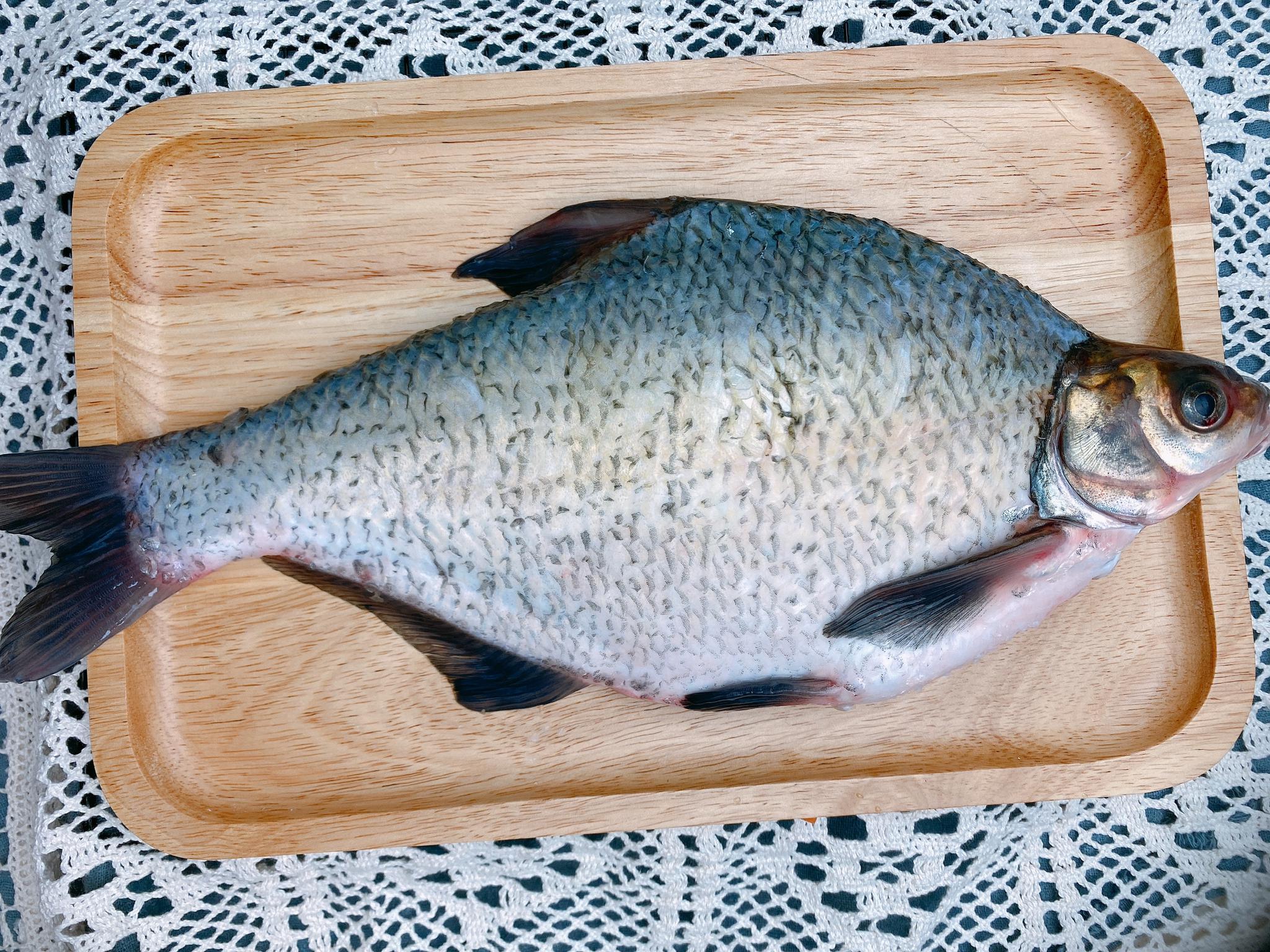 1,从市场上买一条鳊鱼,自己不会清理的,让老板帮你处理好,买回家之后