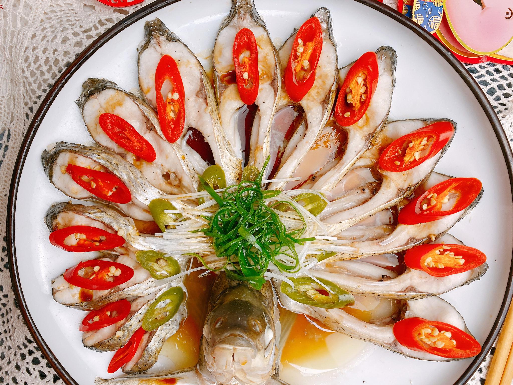 年夜饭之孔雀开屏鱼,简单蒸一蒸就上桌,肉质鲜嫩,寓意年年有余|鱼|年