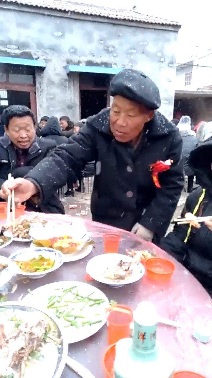 雪天吃席,冒着大雪吃完_新浪新闻