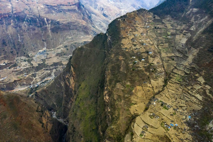 藤梯变钢梯,村里通网店,大凉山"悬崖村"的2021年__财经头条