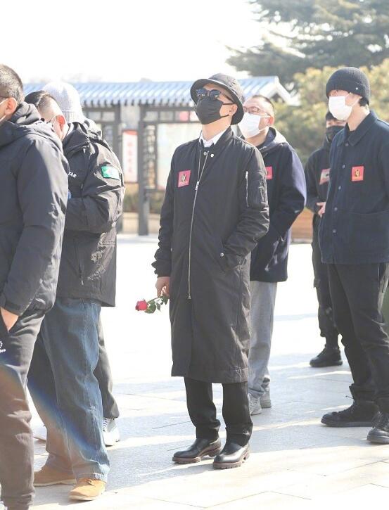 赵英俊追悼会薛之谦掩面痛哭最伤心,柳岩眼睛红肿含泪,穿衣太有心