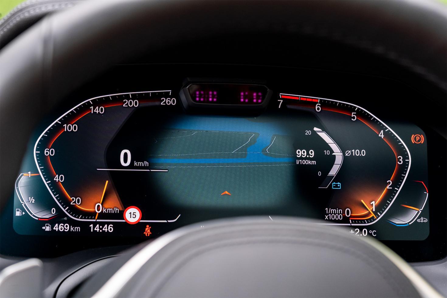 3英寸的全液晶仪表盘算是现在豪华车的标配了▲宝马3系仍然保留了大量