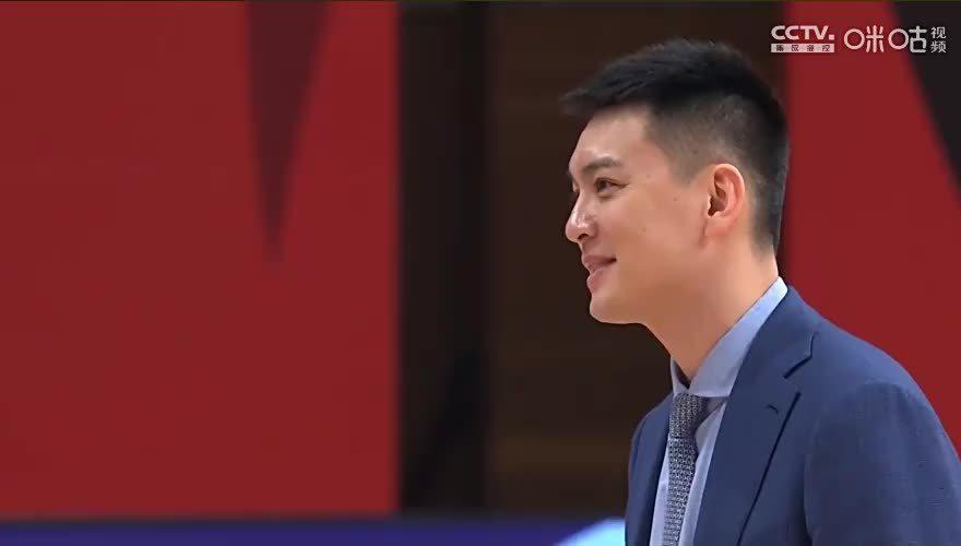 辽宁第二节一度落后15分,杨鸣指导场边表情尴尬又有点无奈