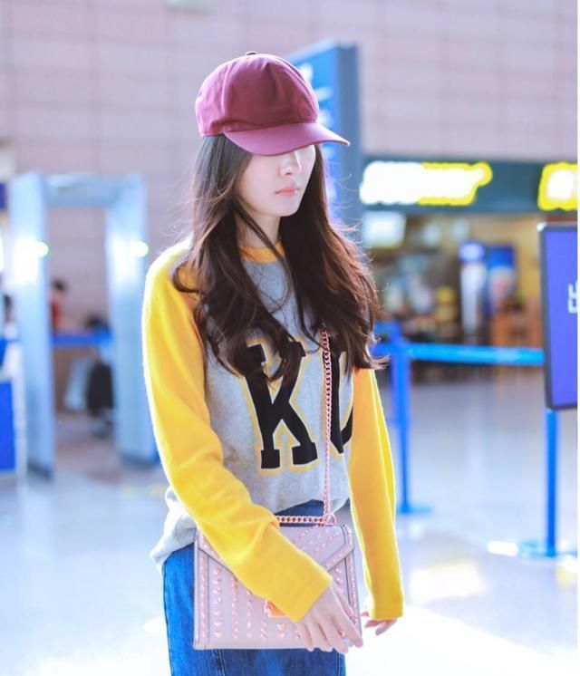 杨幂卫衣搭配棒球帽洋气减龄34岁美出新高度