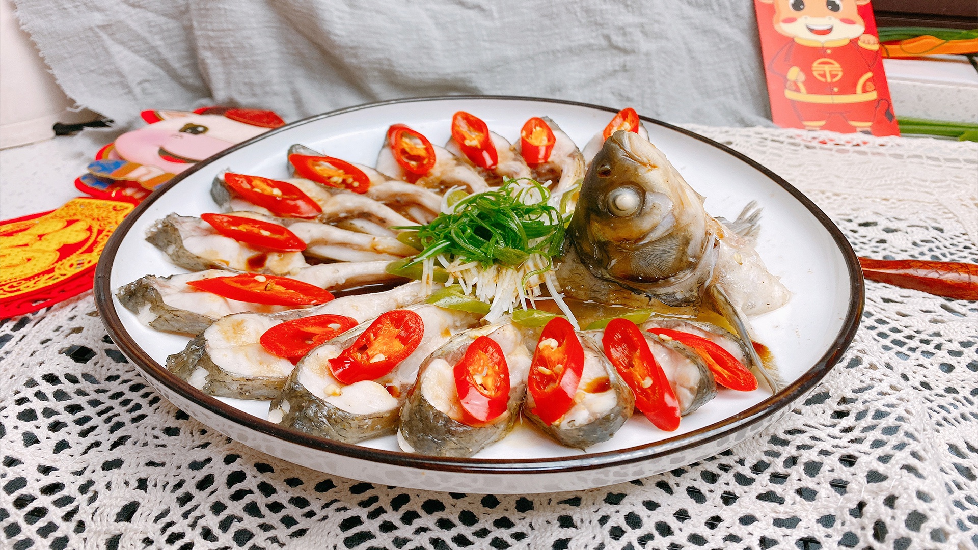 别看孔雀开屏的造型如此精致美观,其实做法是超级简单的,重点就在切鱼