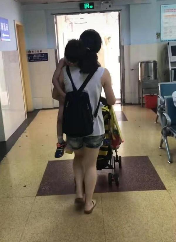 一组宝妈独自带娃看病的偷拍照,网友怒赞:小身板,大能量