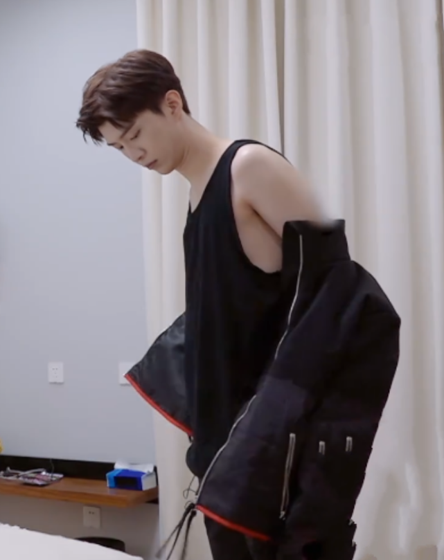 范丞丞回房间换衣服,却忘记里面穿的背心,看清身材全网不淡定了