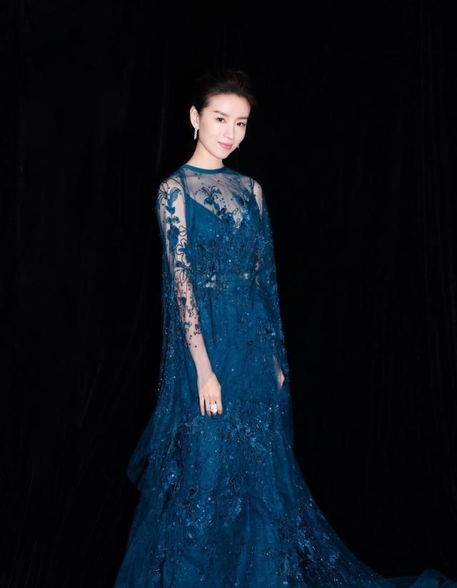 董洁一袭深湖蓝色礼服美得像不食人间烟火的仙女气质太逆天
