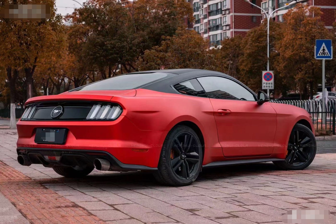 金属红色和哑光黑色碰撞 福特野马即将脱缰-新浪汽车