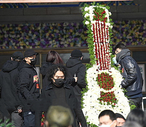 赵英俊告别仪式现场曝光,思诚宝强等悉数到场,巨大花环才是焦点