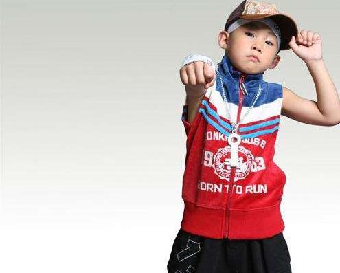 童星出道,父亲为赚钱不让上学,今19岁杀马特造型无人识!休闲区蓝鸢梦想 - Www.slyday.coM 童星出道,父亲为赚钱不让上学,今19岁杀马特造型无人识!休闲区蓝鸢梦想 - Www.slyday.coM