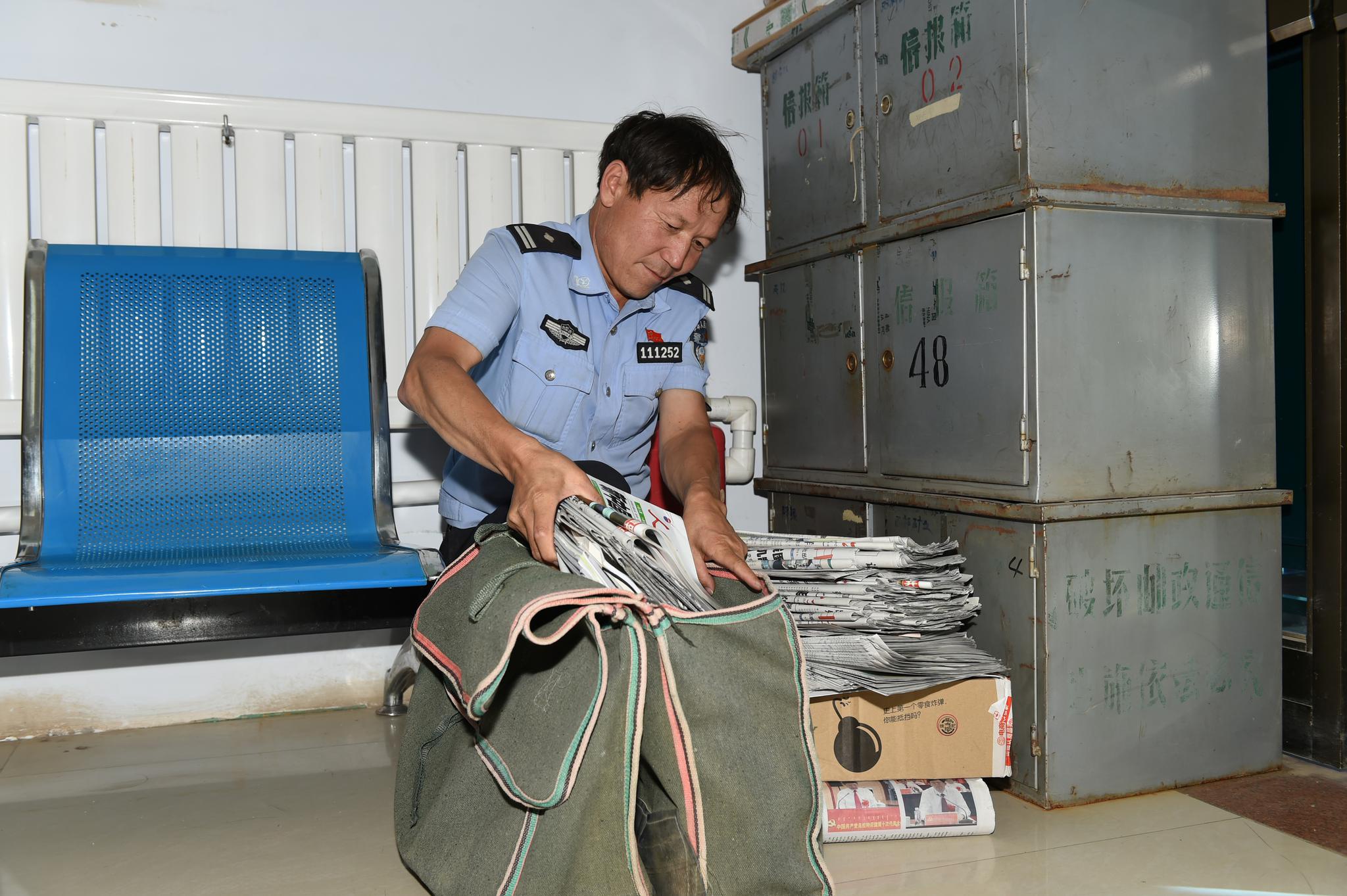 "在牧区工作,最重要的是让牧民相信你,和你交心,这样工作才能顺利开展