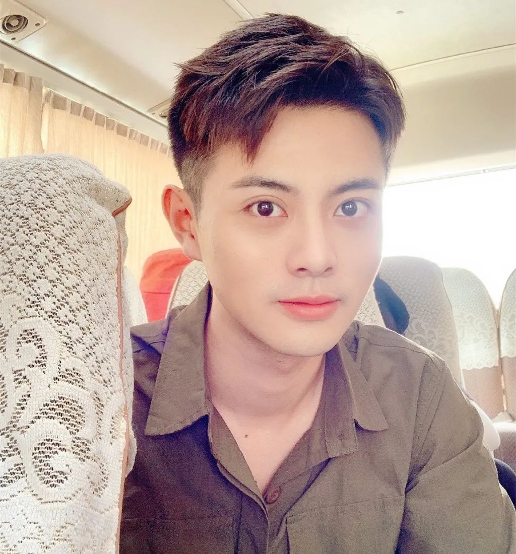 再看看《一站到底》的邓楚涵,91年.