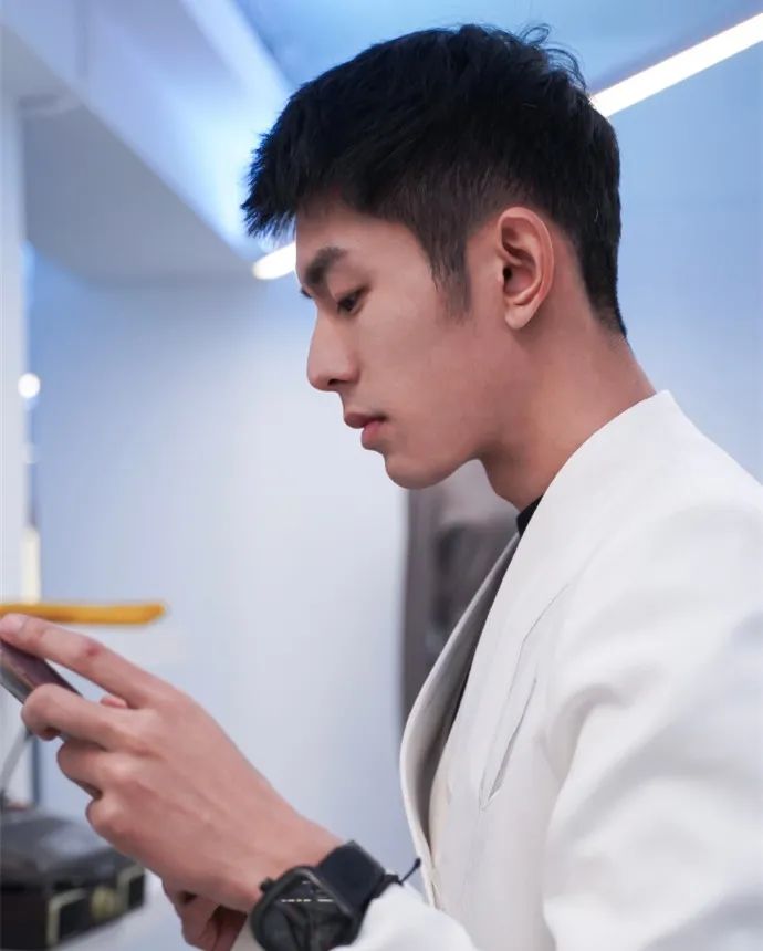 真想把他们一脚踢到选秀节目里.