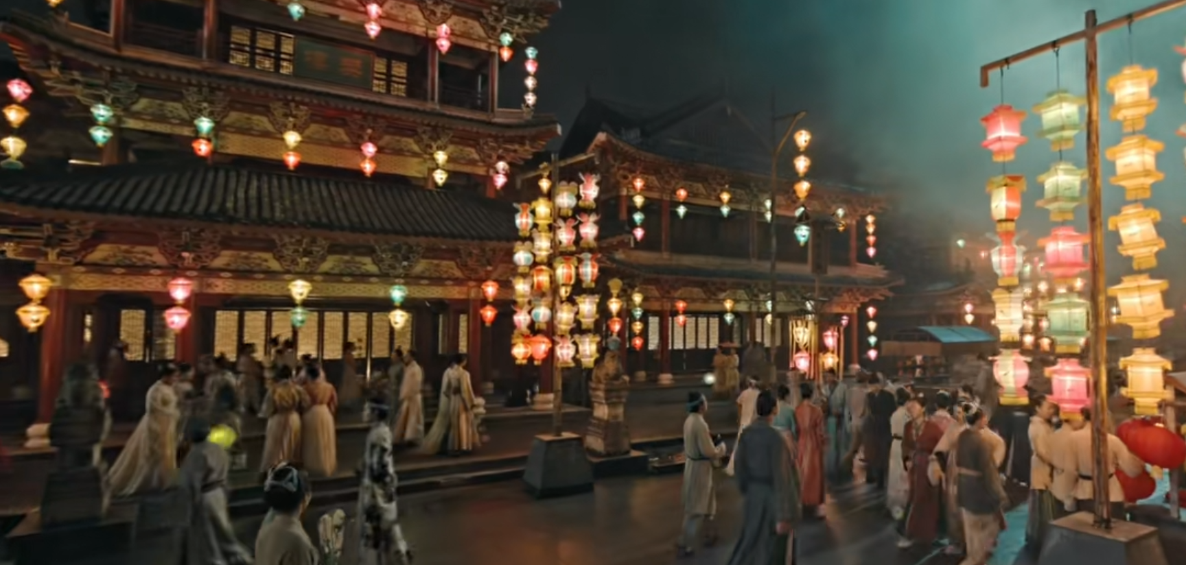 除此之外,京城内人头攒动的集市,以及繁华美丽的内景无一不在向观众