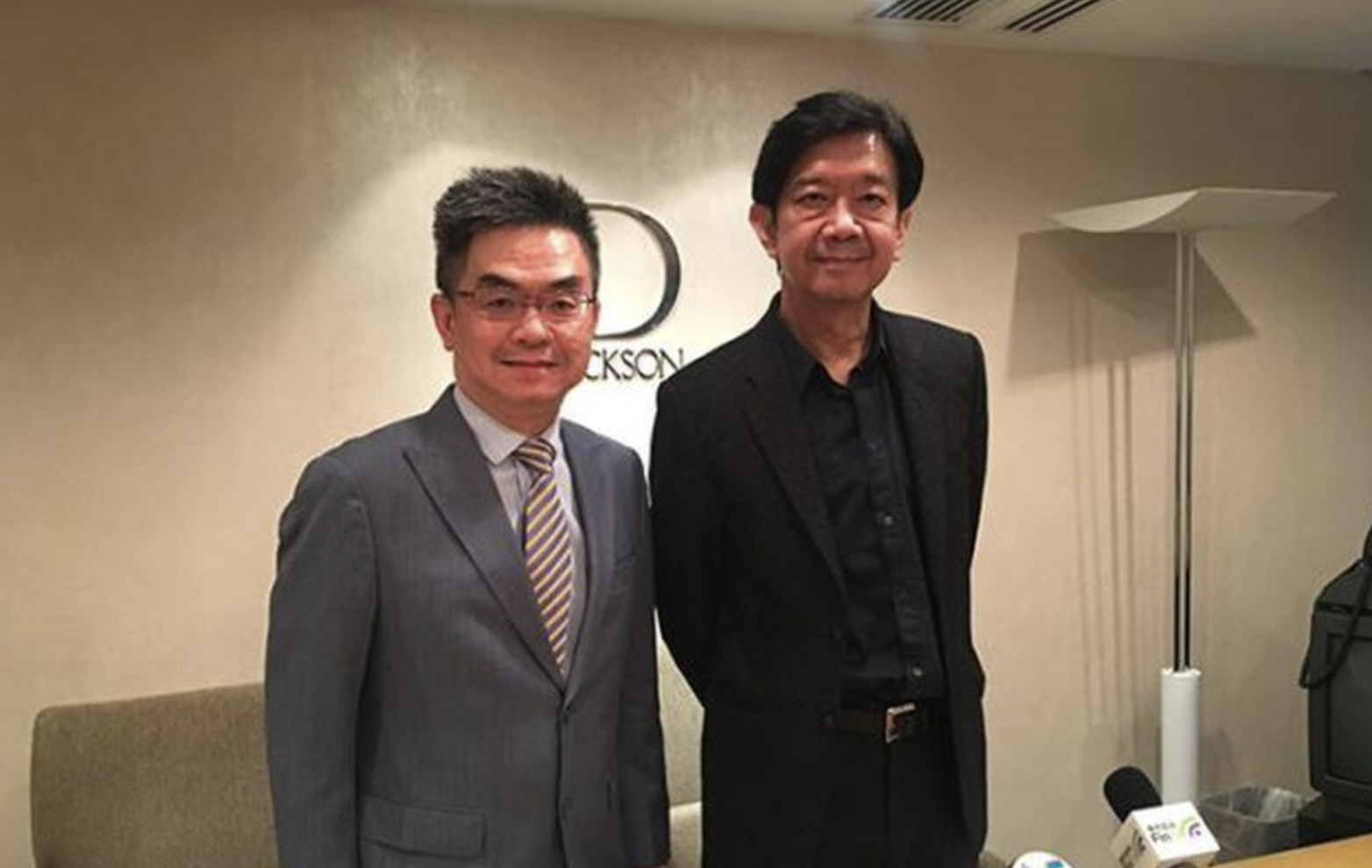 富商潘迪生巡店铺讲究排场,三名保镖贴身护驾,妻子随行打扮隆重