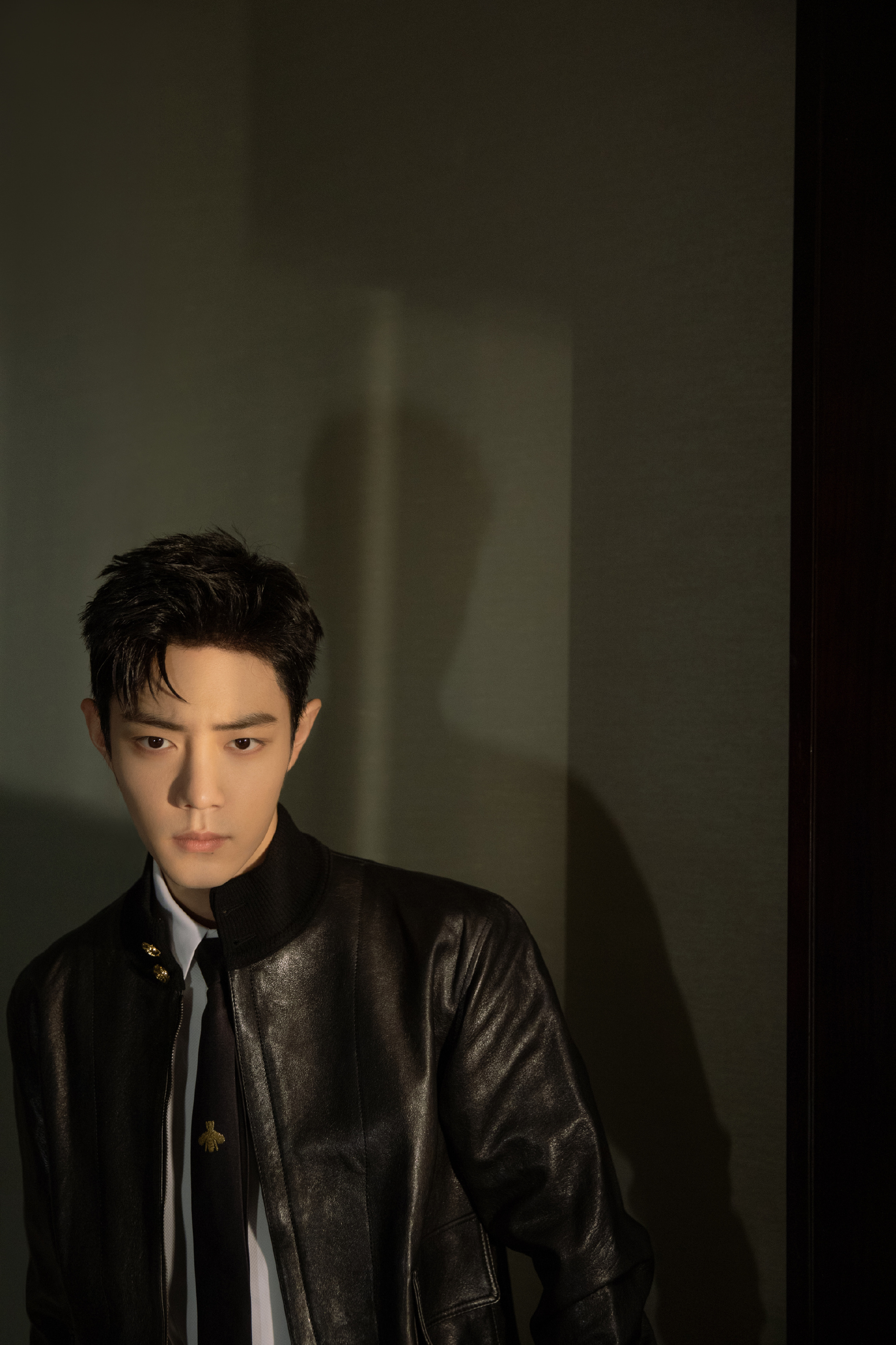 肖战67黑色皮衣清爽的短发和利落的脸部线条让整个造型简约又高级