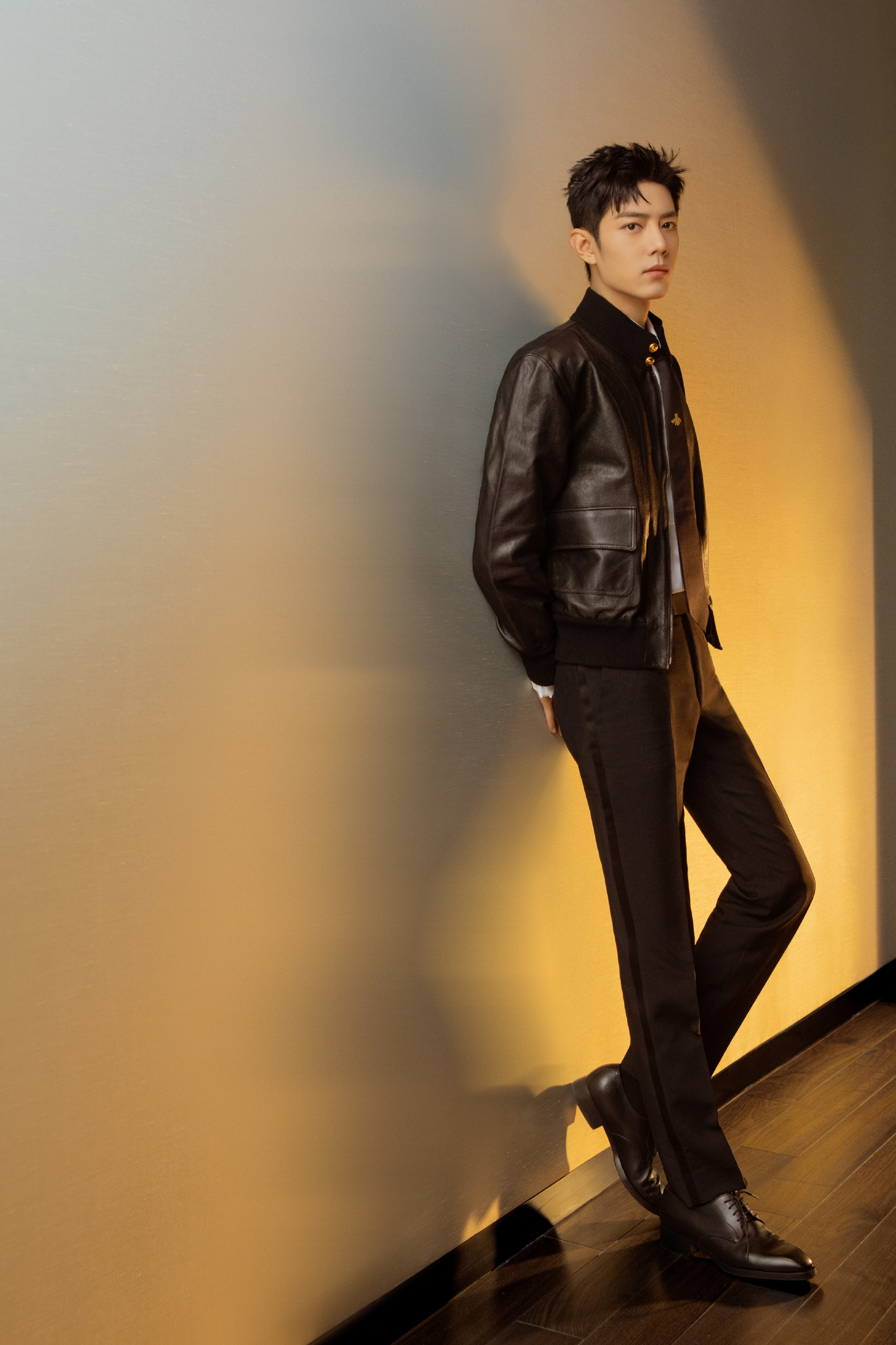 肖战67黑色皮衣清爽的短发和利落的脸部线条让整个造型简约又高级