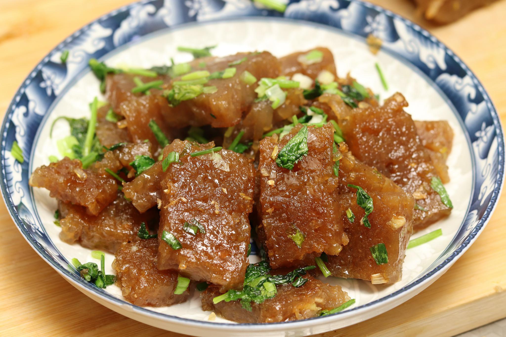 将皮渣切成厚片,再改刀切成片,这种厚度就可以了,下锅平底锅给它煎一