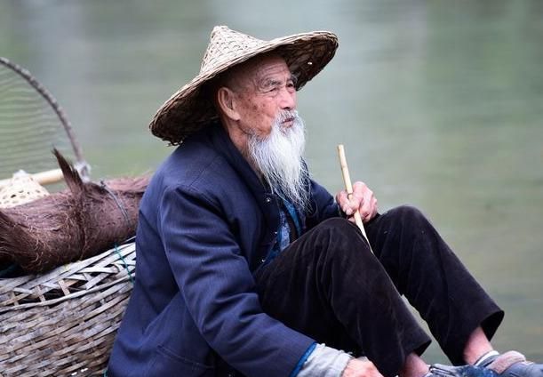 故事孤儿打柴走上山岗老头从石头后跳出精神小伙请留步