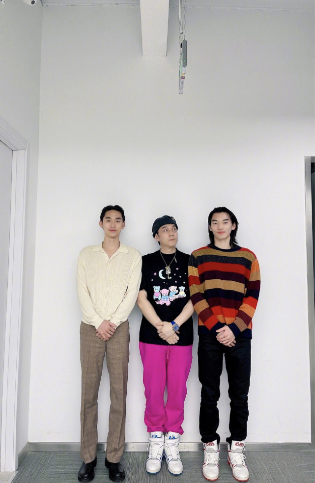 林依轮小儿子被指早恋后迎来18岁生日与哥哥同框庆生手足情深