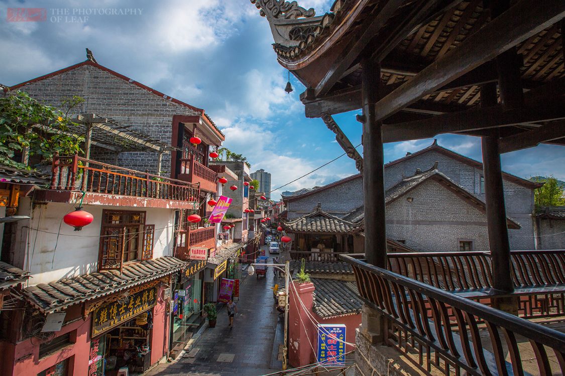 可以看到一座保存完好,独具民族特色的古城,当地人称"织金古城"