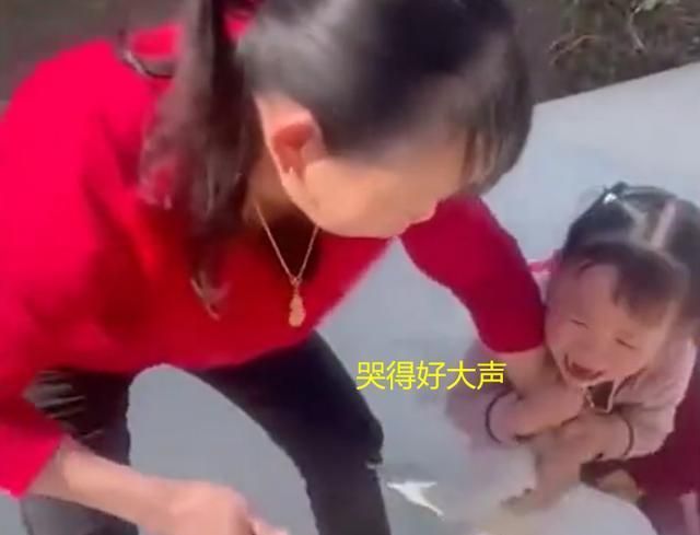 福建泉州一4岁女孩因奶奶杀鸭而崩溃大哭,场面看着让人心疼休闲区蓝鸢梦想 - Www.slyday.coM