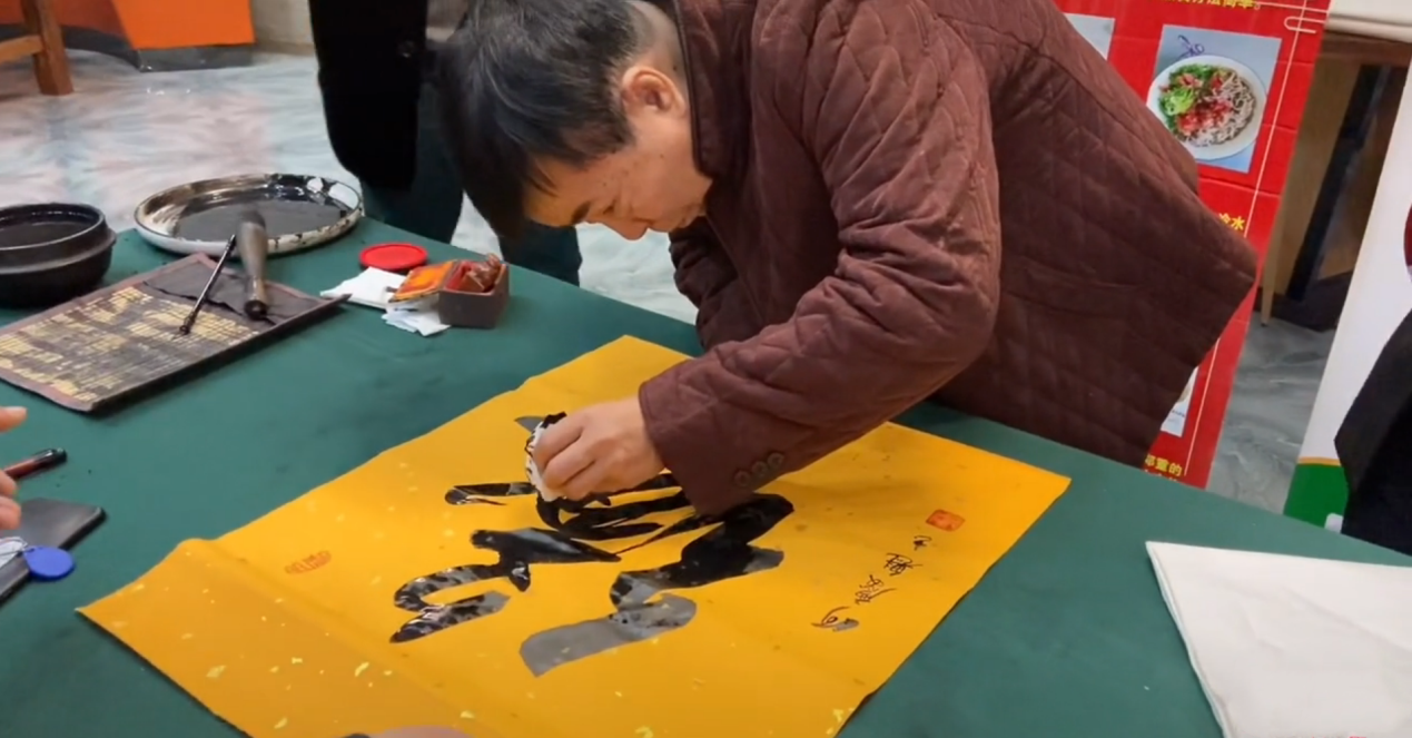 76岁何庆魁腰身佝偻曾为高秀敏抛下妻儿晚年独居生活享受