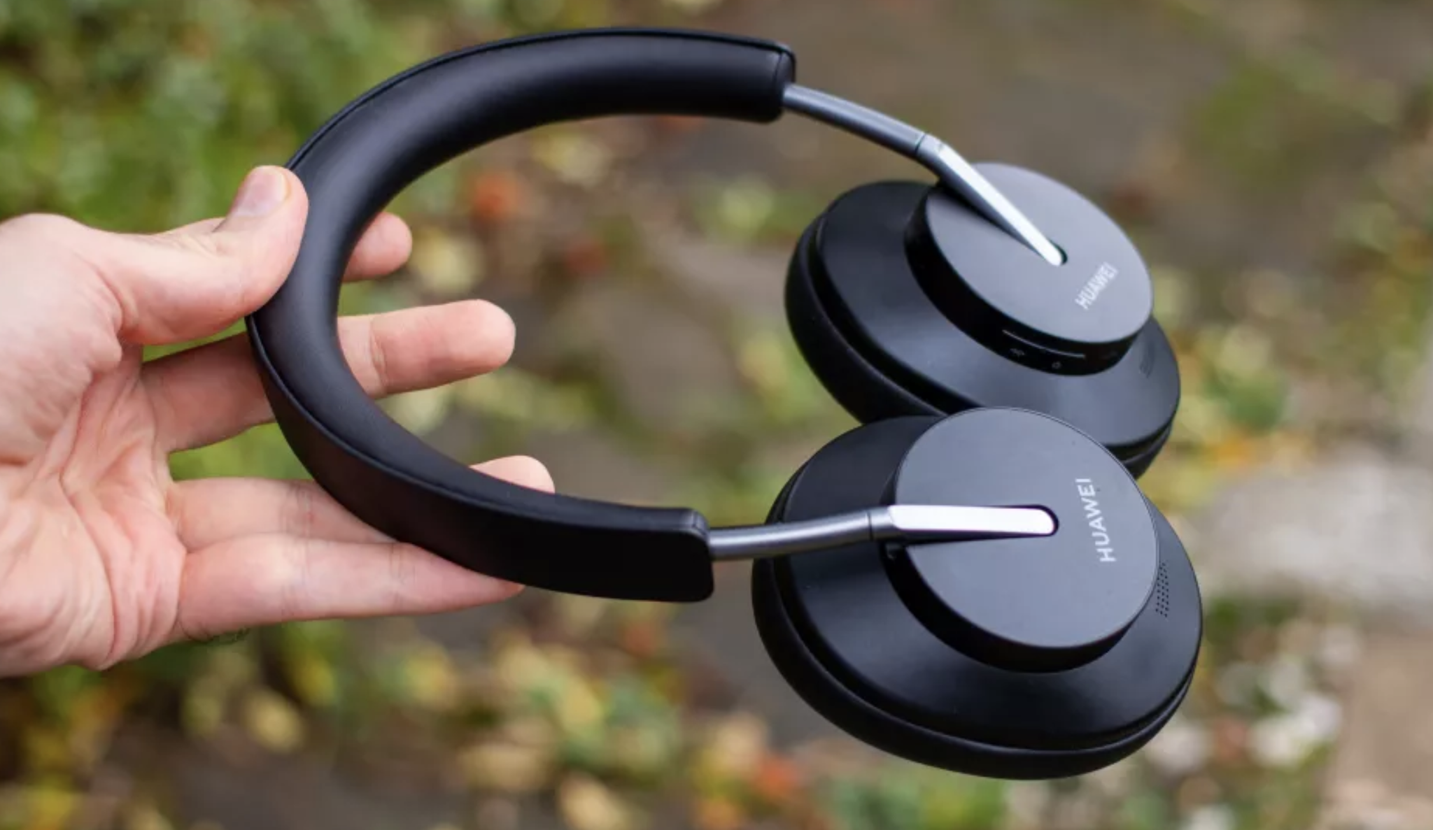 尚无法提供最佳的音频性能,但华为创造了一个大胆的耳挂耳机选项,可