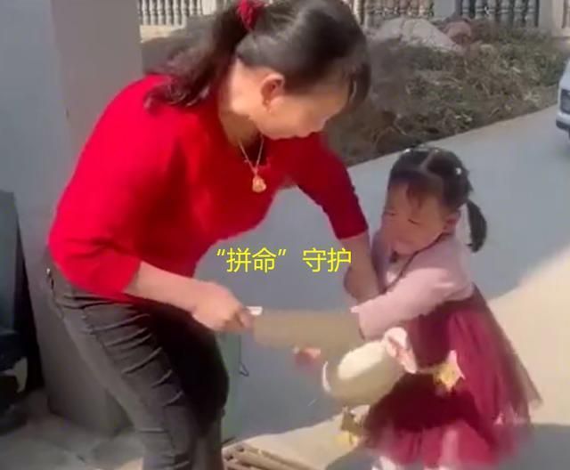 福建泉州一4岁女孩因奶奶杀鸭而崩溃大哭,场面看着让人心疼休闲区蓝鸢梦想 - Www.slyday.coM