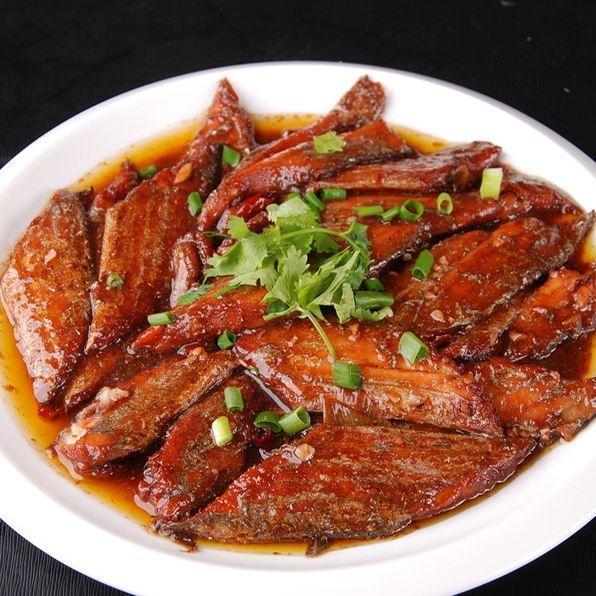 红烧带鱼3,再加盐,味精即可出锅.