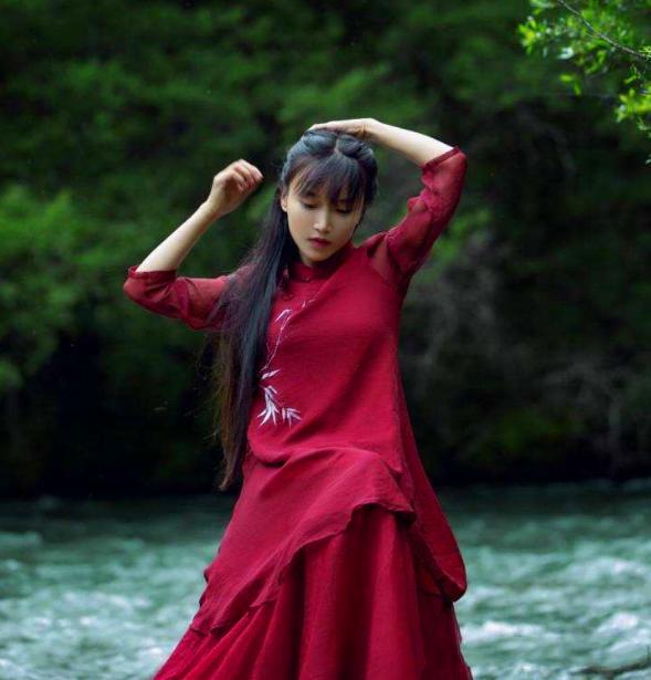 李子柒又爆了再破吉尼斯世界纪录穿青花旗袍秀身段美得不一般