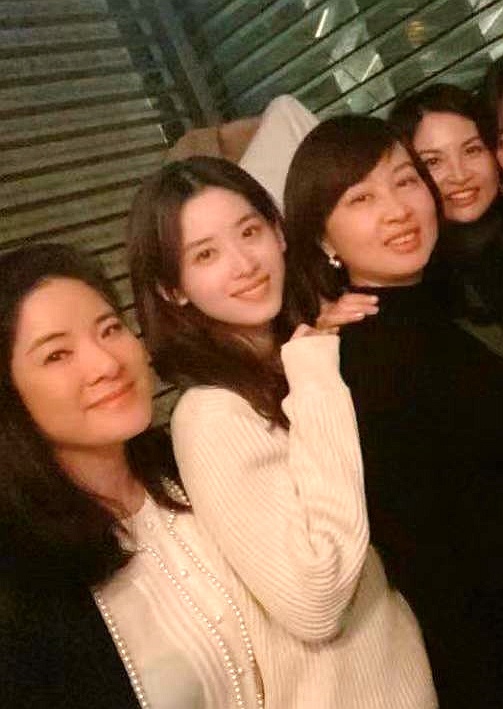 章泽天小年夜聚会,白色上衣青春靓丽,闺蜜都是大咖真名媛