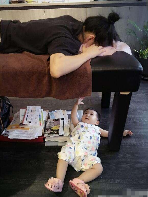 高圆圆晒2岁女儿近照孩子专挑爸爸的优点长从小就是个美人相