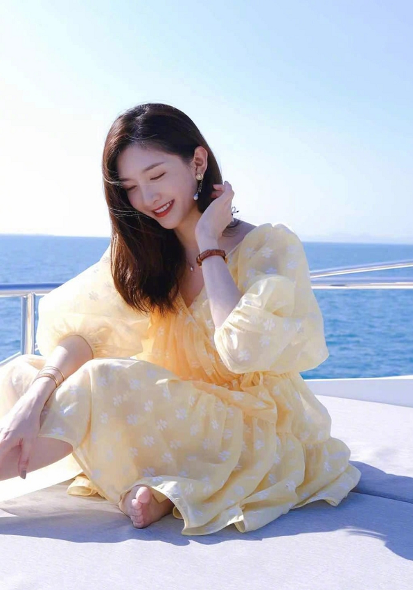 江疏影晒度假美照,阳光下颜值超养眼,明星的生活果然惬意